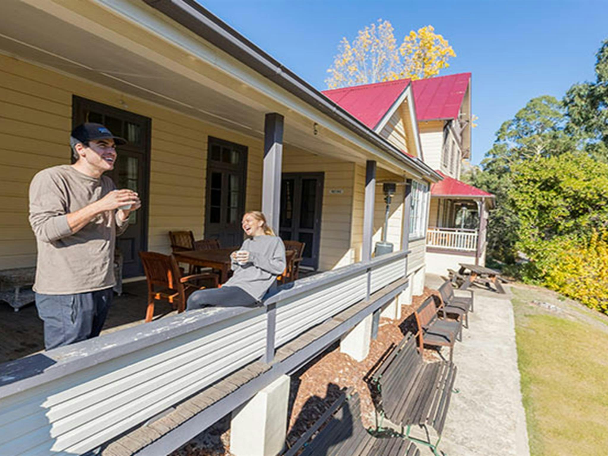 一对情侣在科修斯科国家公园亚兰戈比利洞穴小屋1901号楼的阳台上。照片：